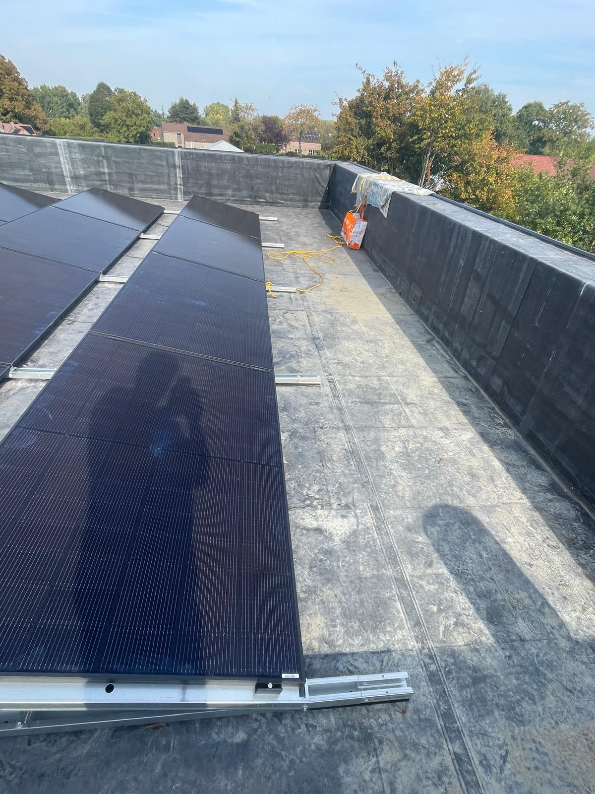 Chantier photovoltaïque en cours d’installation