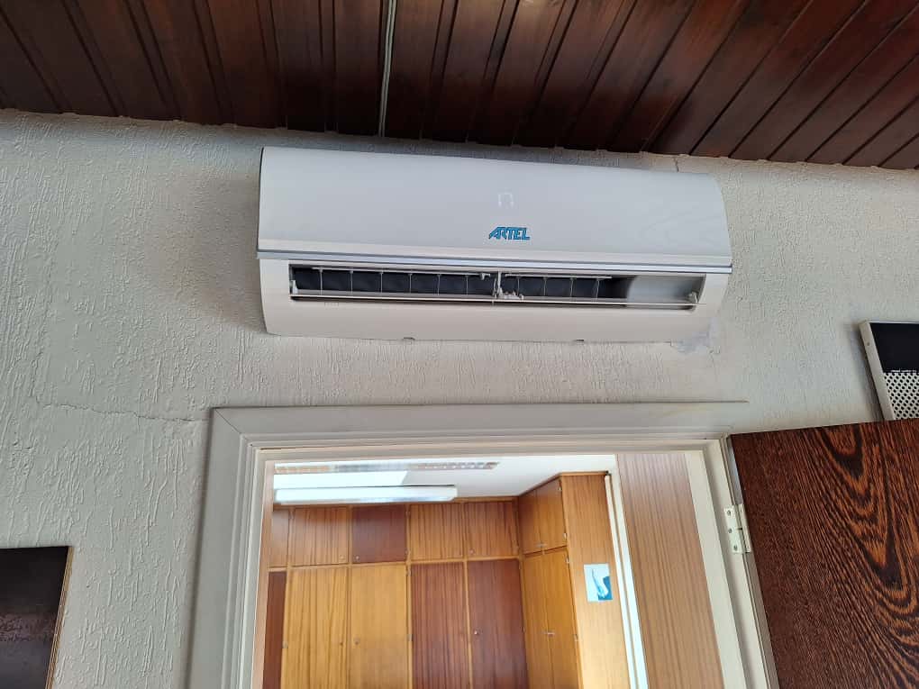 Unité intérieure de climatisation posée proprement