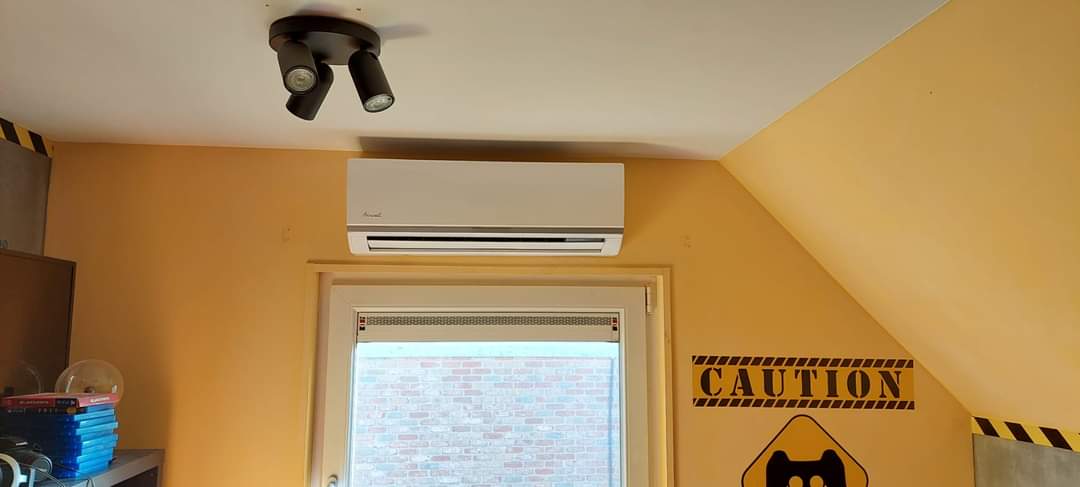 Climatisation intérieure sur mur coloré